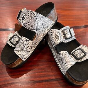 NWT - OnFoot Aurora Sandal in Mandala Black and White - 10